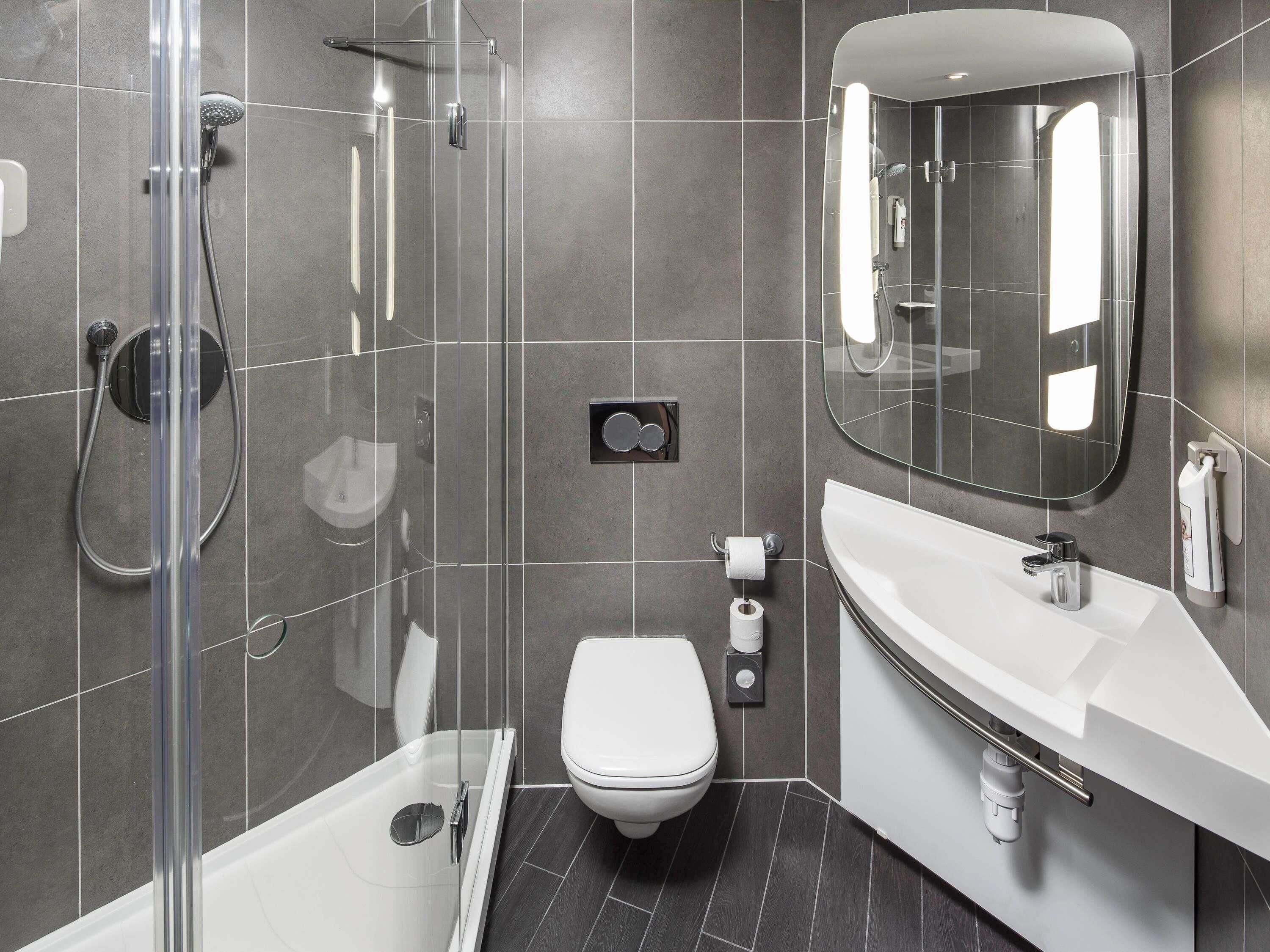 desk, blackout curtains, soundproofing, free wifi