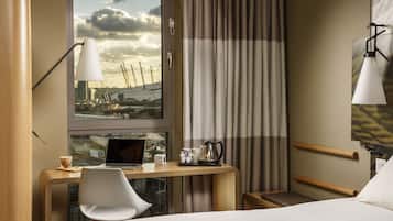 1 개의 침실, 책상, 암막 커튼, 방음 설비