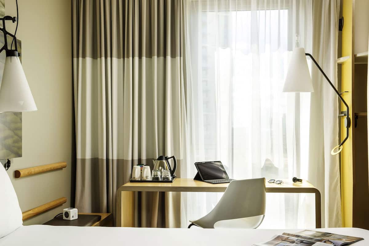 Schreibtisch, Verdunkelungsvorhänge, schallisolierte Zimmer