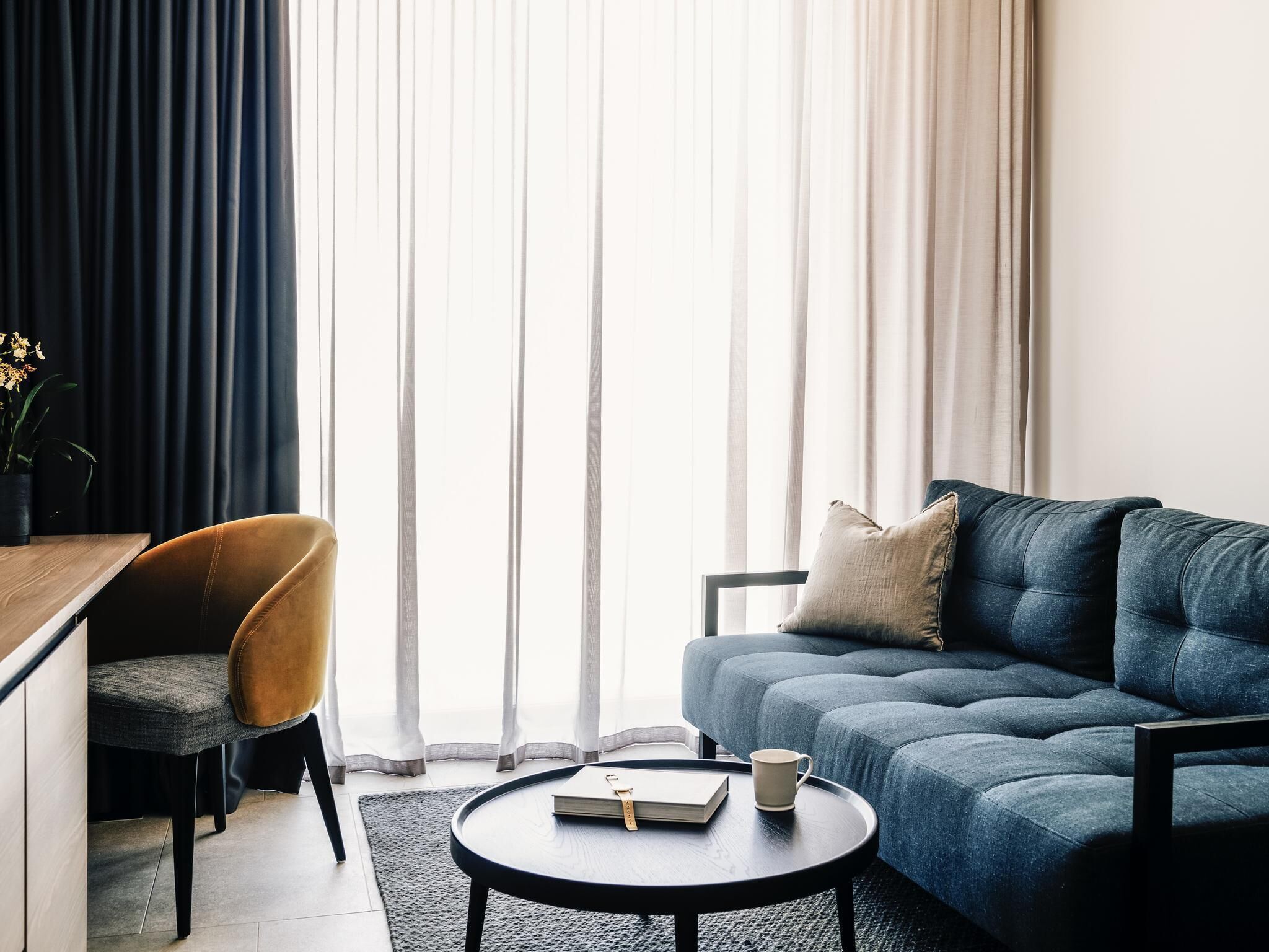 Sviitti, 1 makuuhuone, kaupunkinäköala | Pillowtop-patjalliset sängyt, tallelokero huoneessa, työpöytä