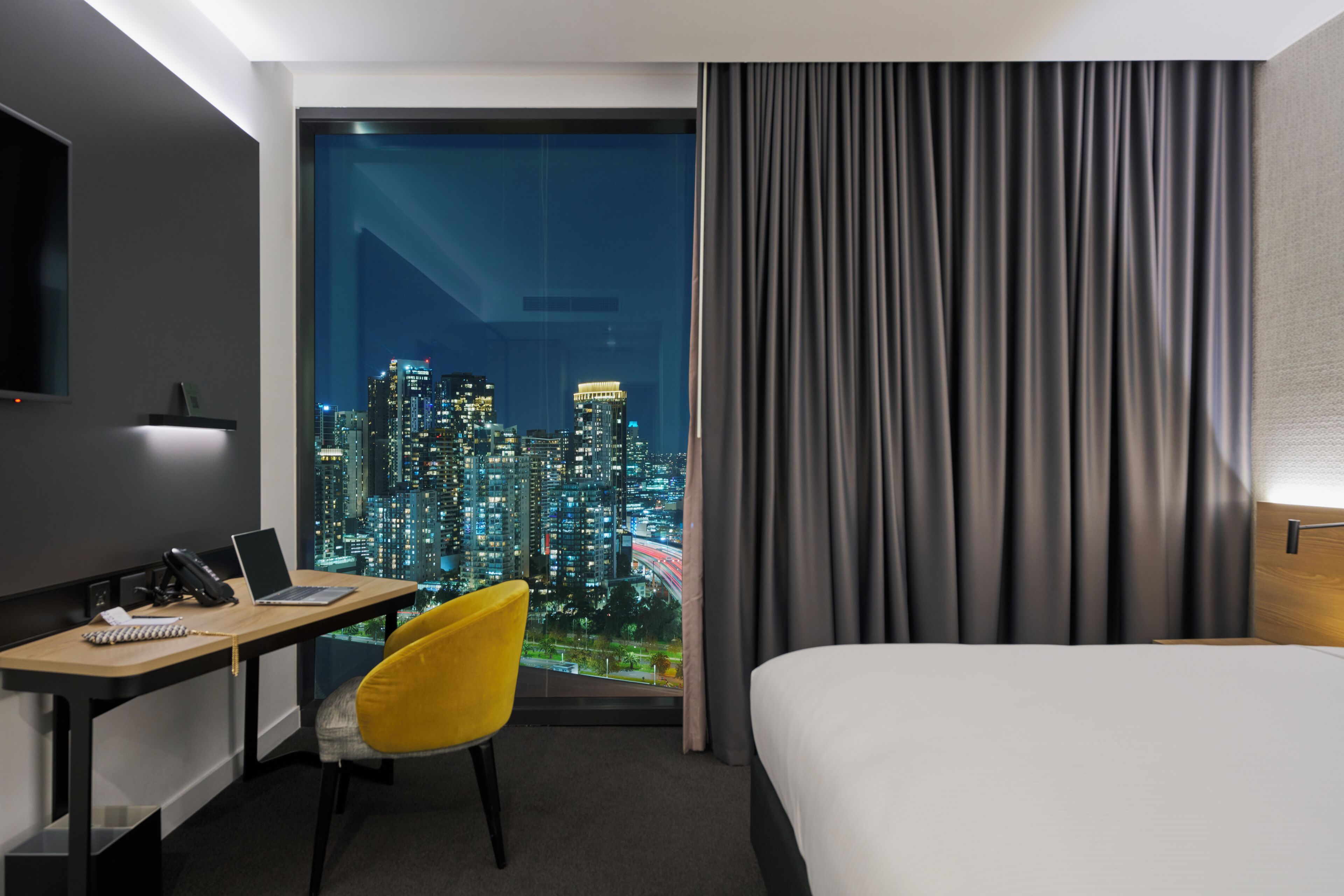 Deluxe Room, 1 King Bed | Pillow-top beds, in-room safe, desk, laptop workspace