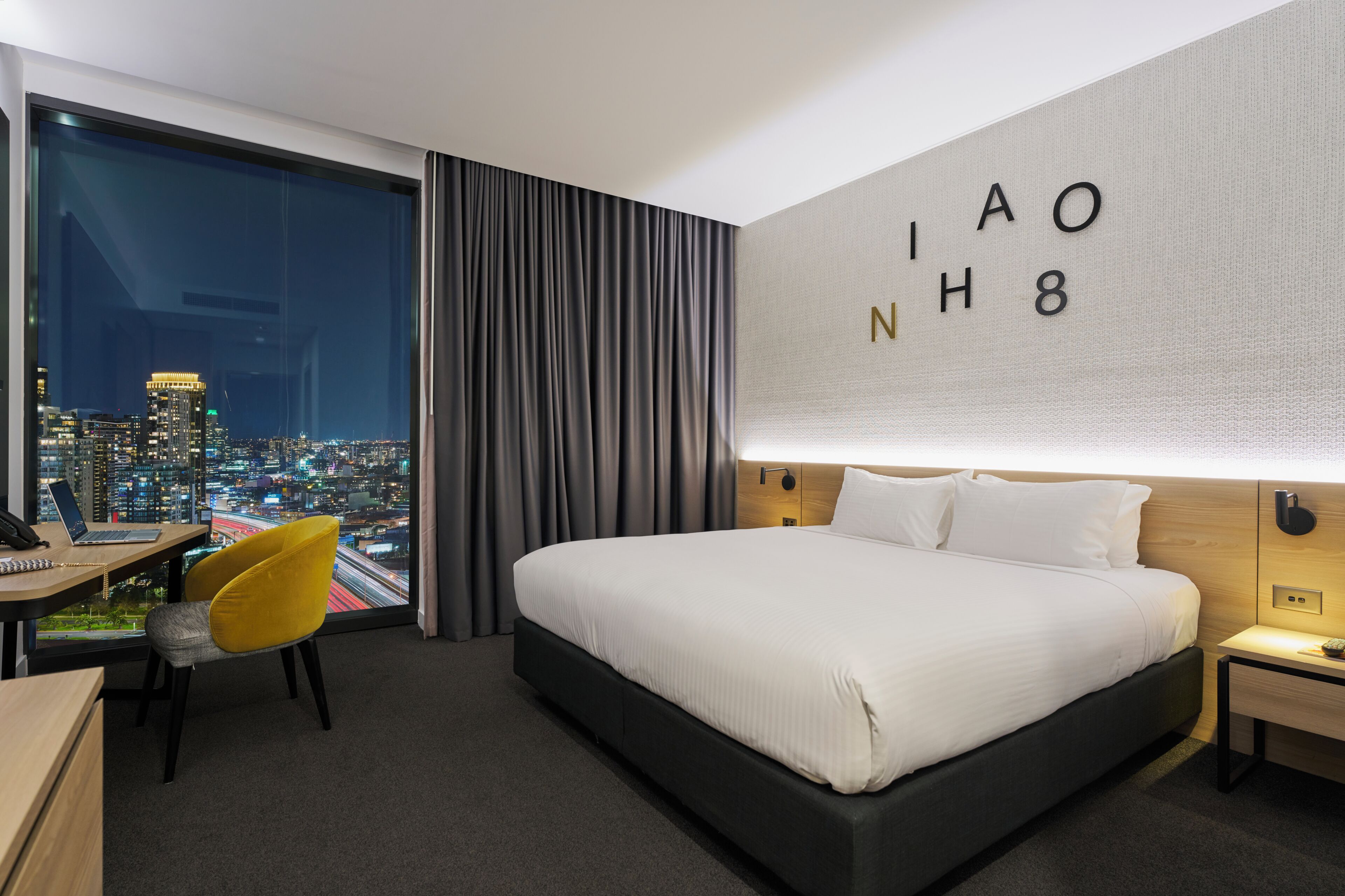 Deluxe Room, 1 King Bed | Pillow-top beds, in-room safe, desk, laptop workspace