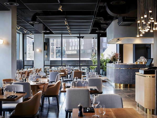 Déjeuner et dîner servis sur place, spécialités Cuisine italienne