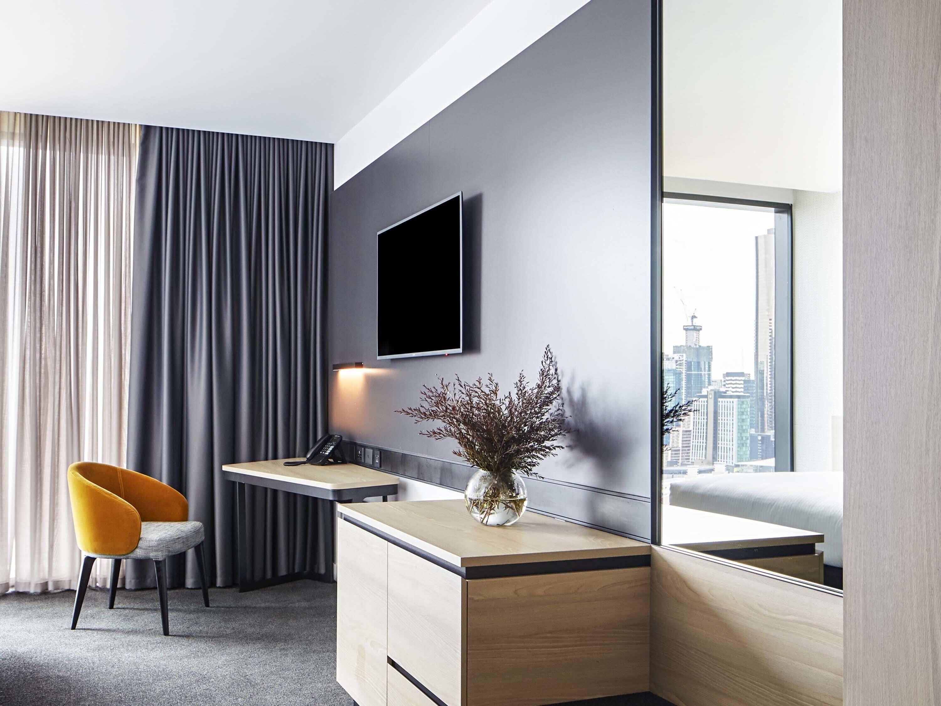 Senger med overmadrass, safe på rommet og skrivebord