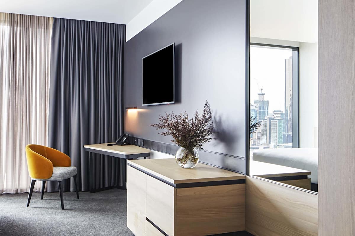 Senger med overmadrass, safe på rommet og skrivebord