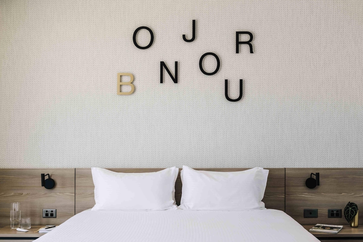 Colchones con pillow-top y caja de seguridad en la habitación