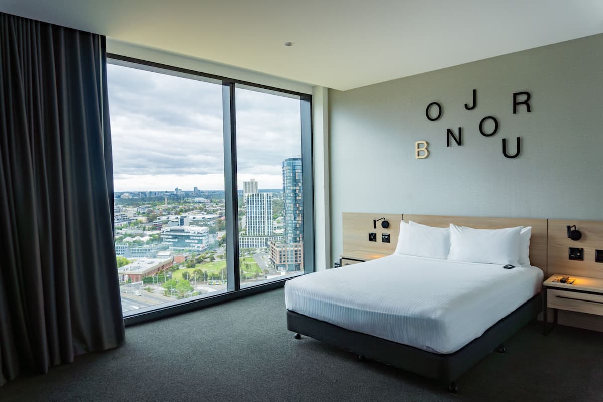 Standardværelse - 1 queensize-seng - handicapvenligt | 1 soveværelse, senge med topmadrasser, pengeskab på værelset, skrivebord