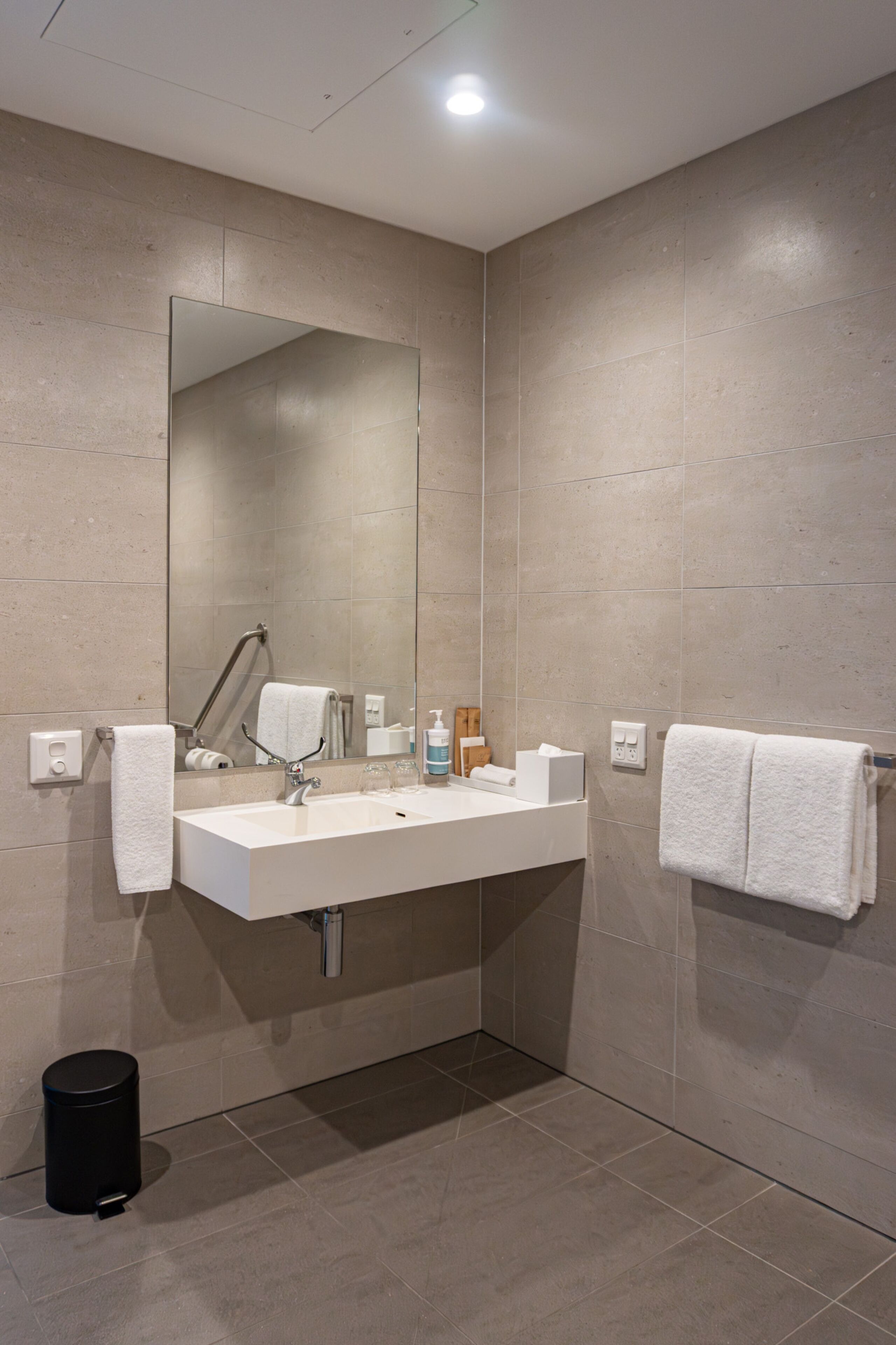 Standard Room, 1 Queen Bed, Accessible | Bathroom | Shower, rainfall showerhead, eco-friendly toiletries, hair dryer