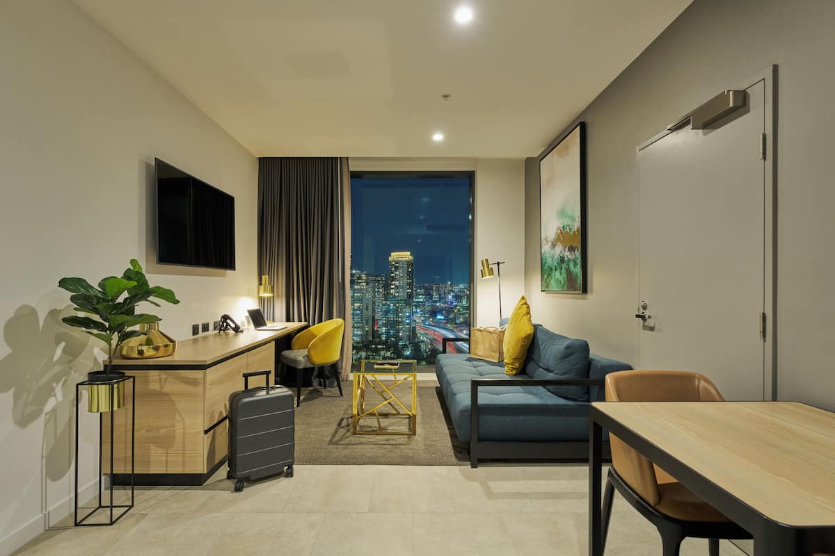 Suite, 1 chambre, vue sur la ville | Aire de séjour | Téléviseur à DEL de 50 po avec télévision par câble, téléviseur