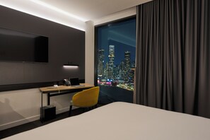 Quarto luxo, 1 cama King | Camas com colchões pillow-top, cofres nos quartos, escrivaninha