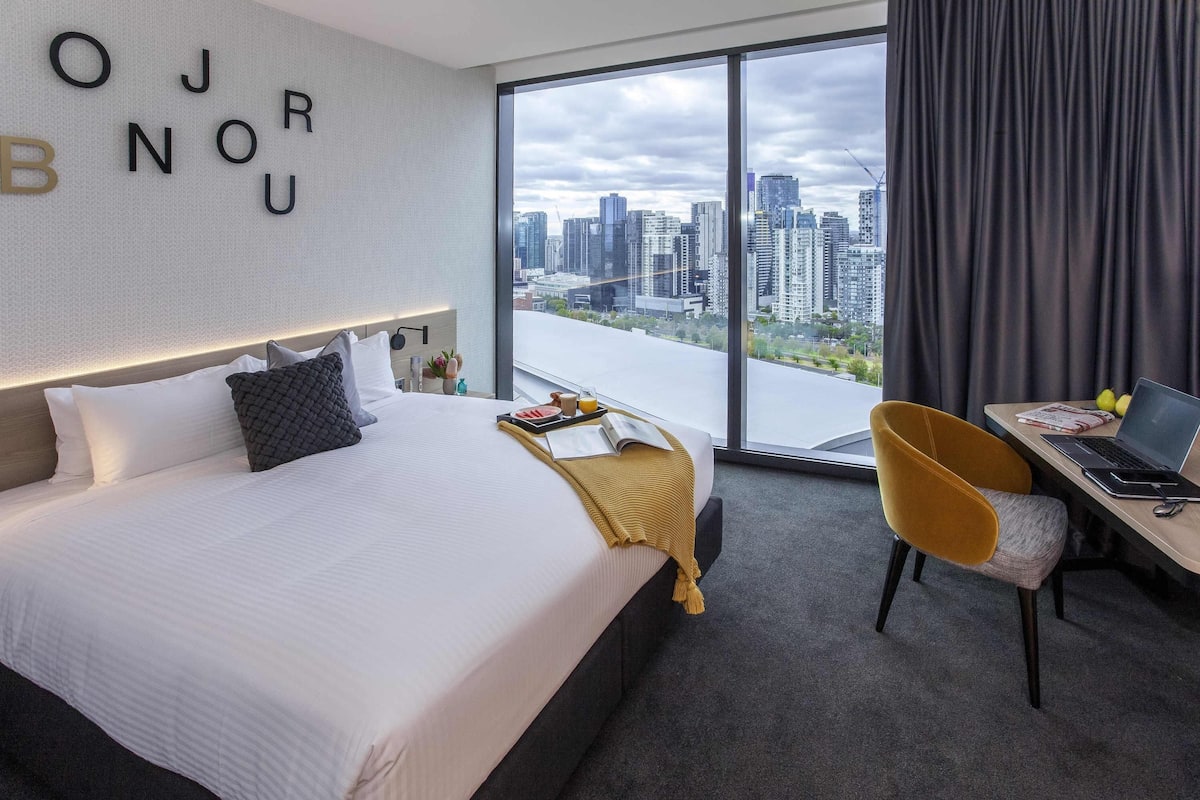 Colchones con pillow-top y caja de seguridad en la habitación