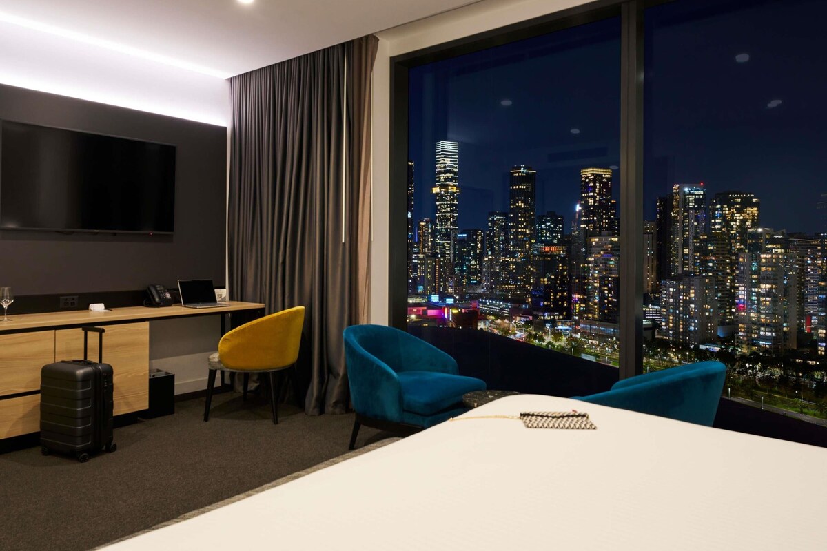 Junior Suite, 1 King Bed, City View | Pillow-top beds, in-room safe, desk, laptop workspace