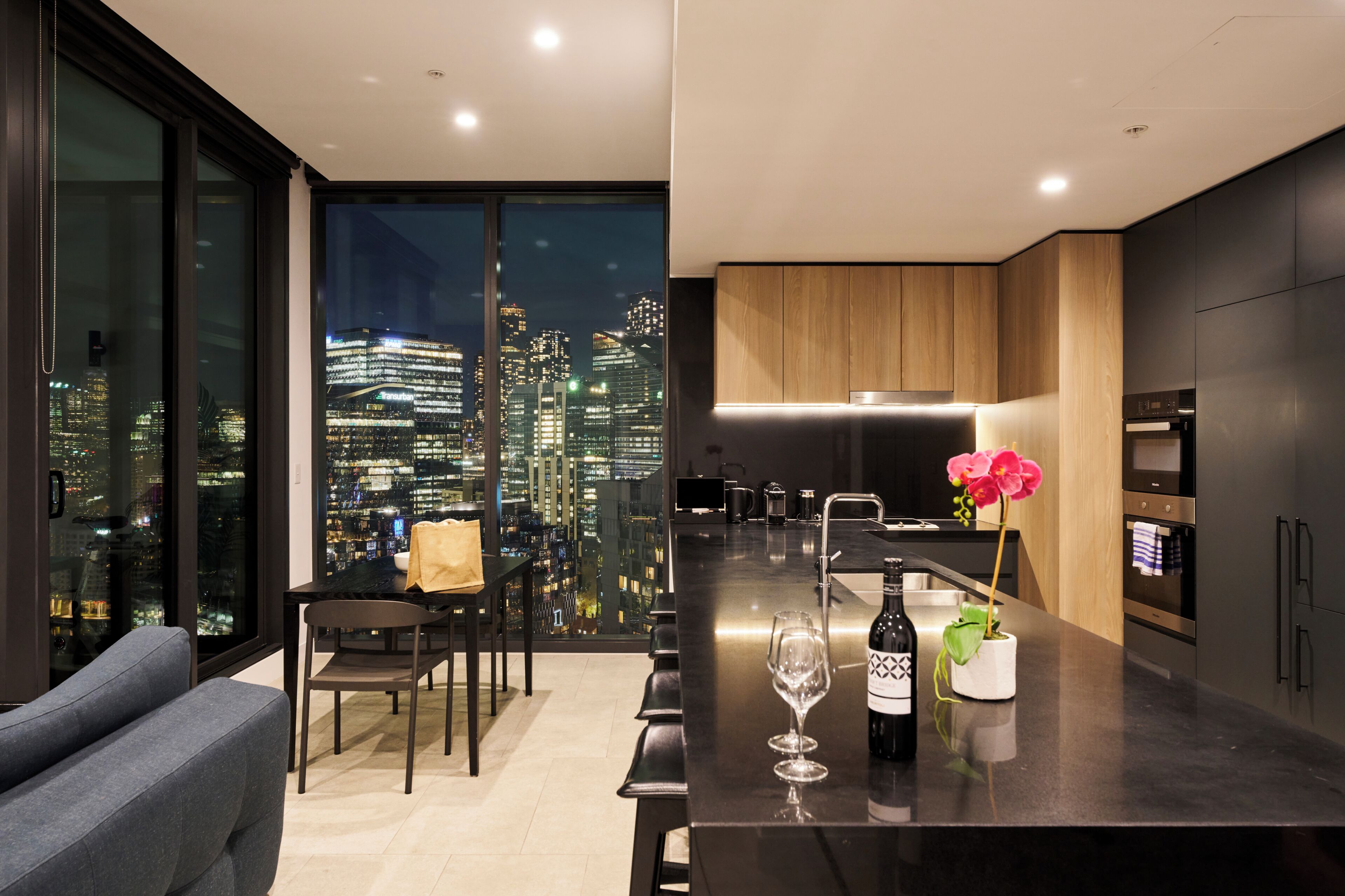 Apartamento Deluxe, 2 habitaciones, vistas a la ciudad | Zona de estar | Televisión LED de 50 pulgadas con canales por cable, una televisión