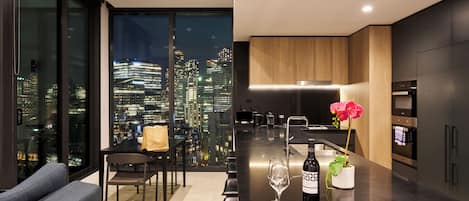 Departamento Deluxe, 2 habitaciones, vista a la ciudad | Área de sala de estar | Televisión LED de 50 pulgadas con canales por cable y televisión