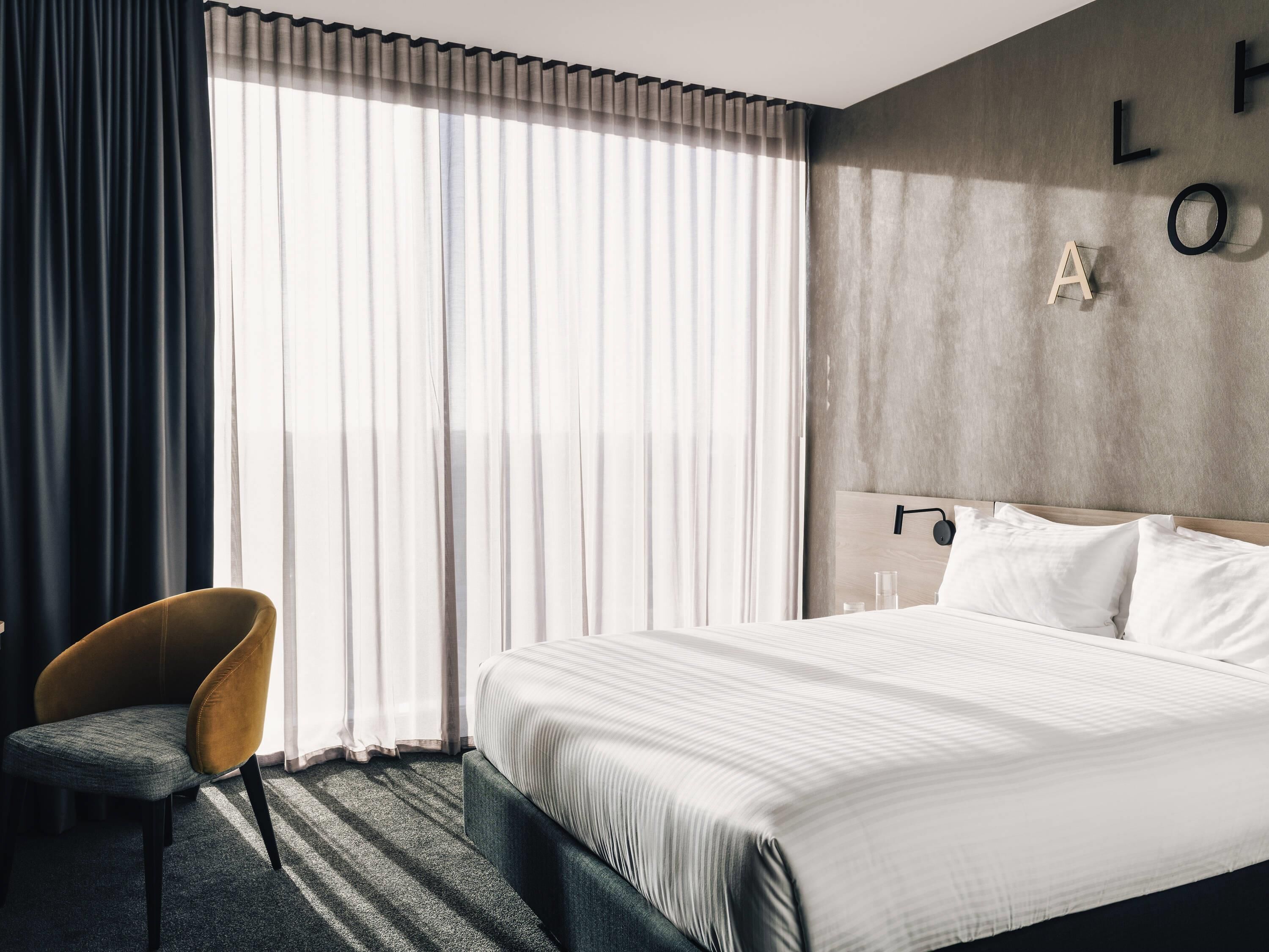 Standard Room, 1 Queen Bed | Pillowtop beds, in-room safe, desk, laptop workspace