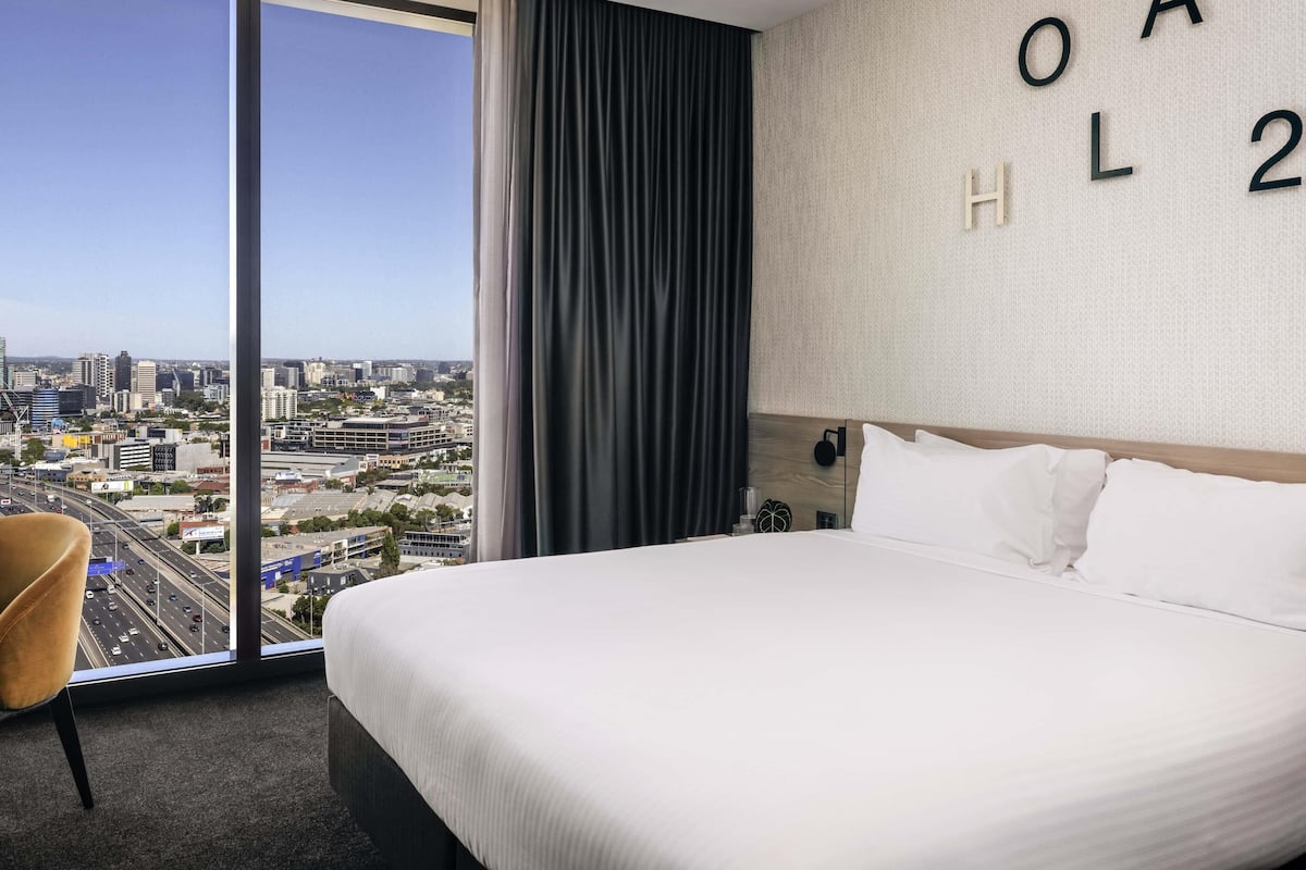 Deluxe Room, 1 King Bed | Pillowtop beds, in-room safe, desk, laptop workspace