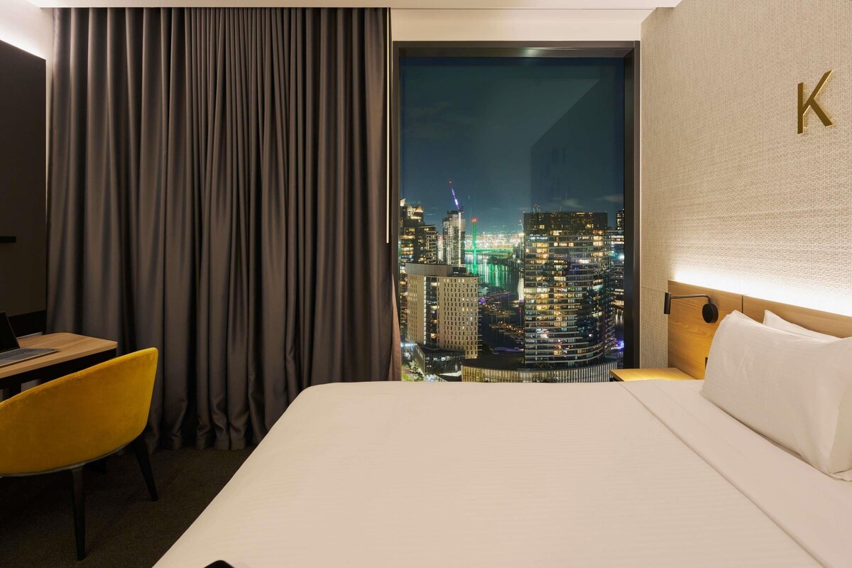 Superior Room, 1 King Bed | Pillow-top beds, in-room safe, desk, laptop workspace