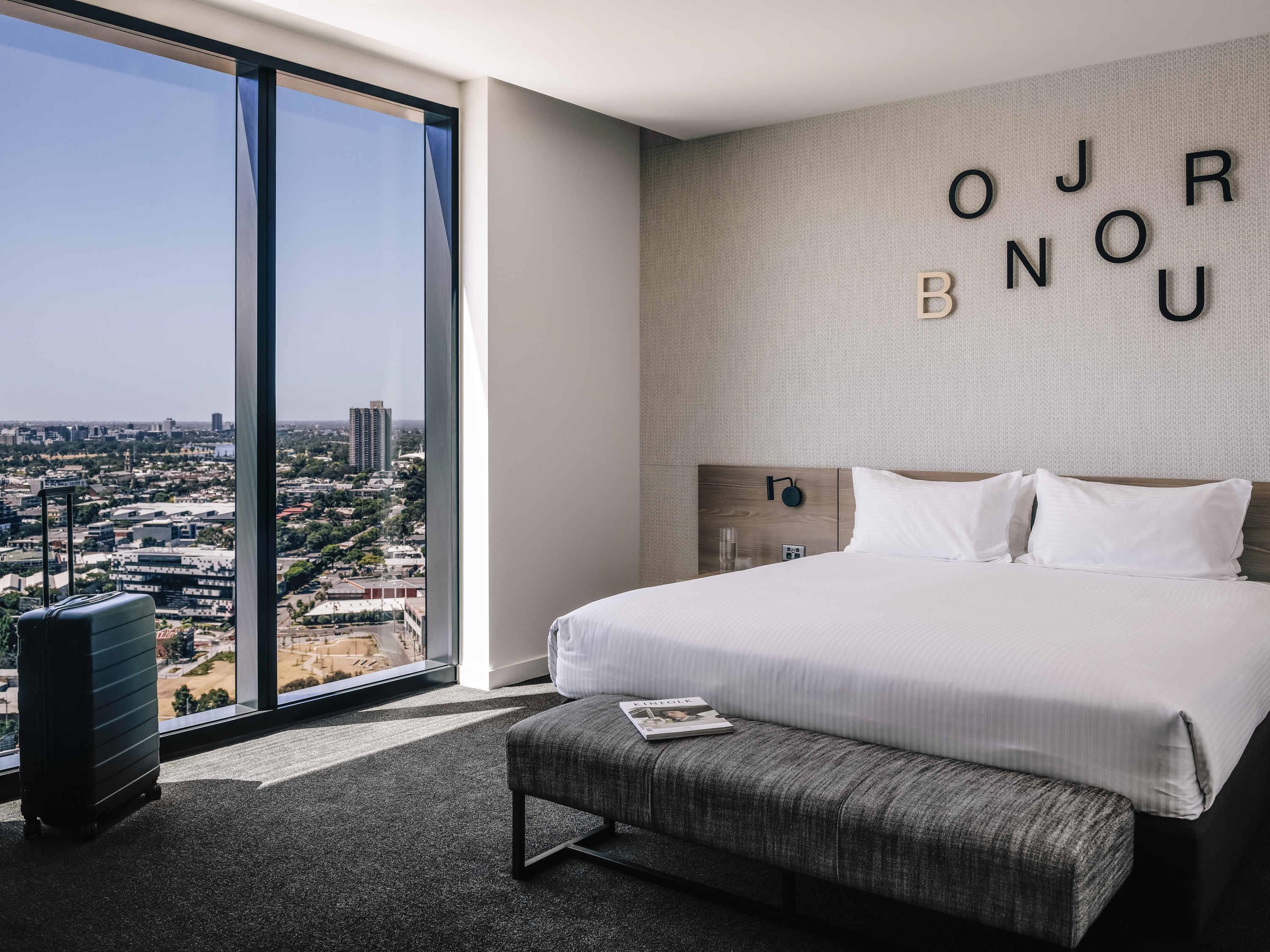 Junior suite, 1 kingsize bed, uitzicht op stad | Pillowtop-bedden, een kluis op de kamer, een bureau, een laptopwerkplek