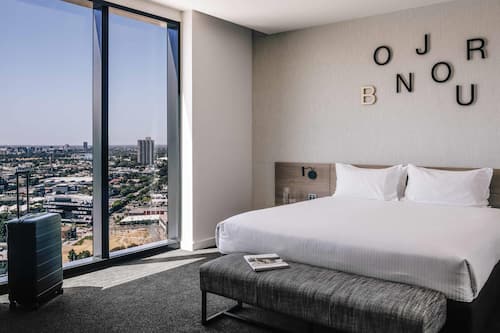 Junior Suite, 1 King Bed, City View | Pillowtop beds, in-room safe, desk, laptop workspace