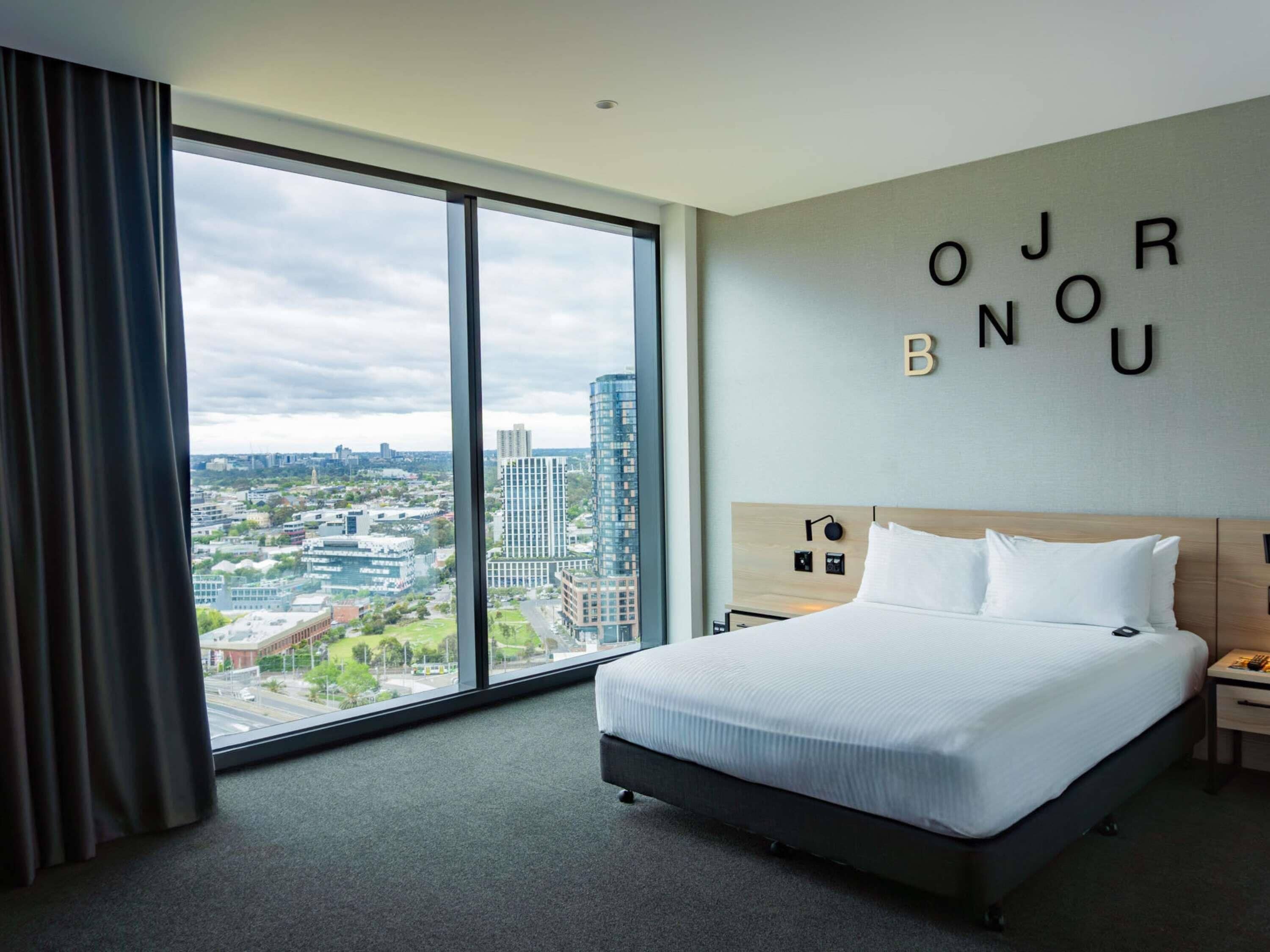 Standaard kamer, 1 queensize bed, toegankelijk voor mindervaliden | Pillowtop-bedden, een kluis op de kamer, een bureau, een laptopwerkplek