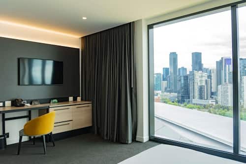 Standard Room, 1 Queen Bed, Accessible | Pillowtop beds, in-room safe, desk, laptop workspace