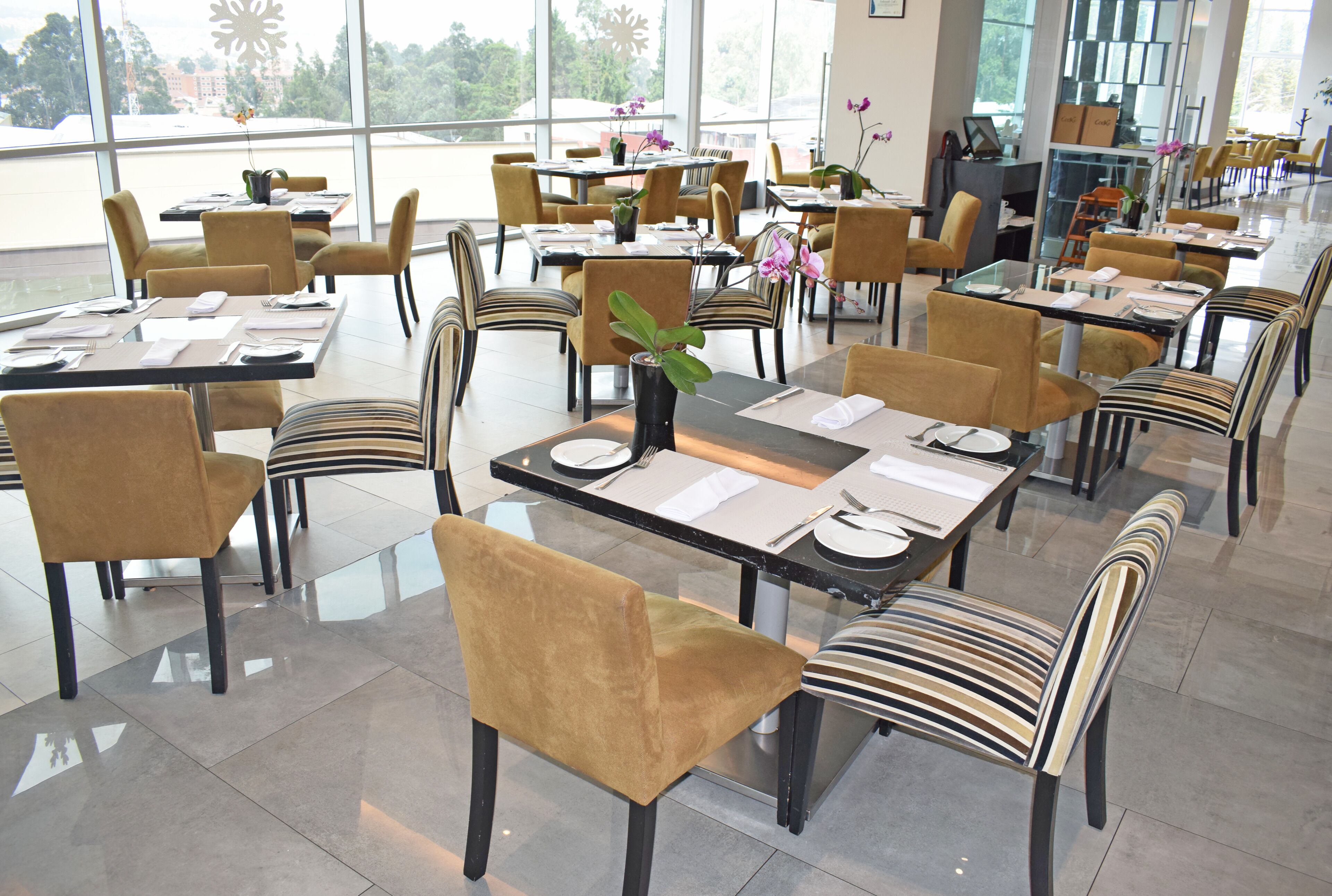 Desayuno con opciones de la cocina local incluido todos los días 