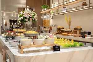 Desayuno con opciones de la cocina local incluido todos los días 