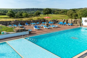 Una piscina techada, una piscina al aire libre