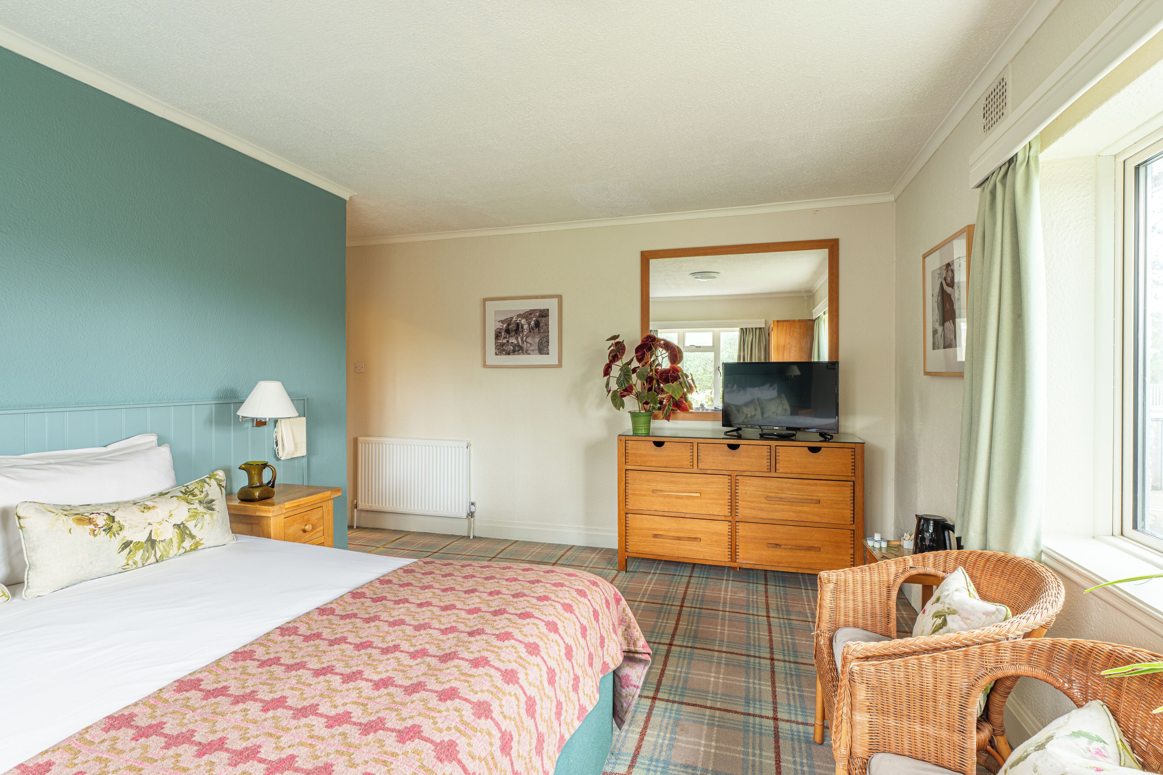 Blackout drapes, free WiFi, bed sheets