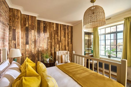 Premium Double Room | Blackout drapes, free WiFi, bed sheets. The Knoll House