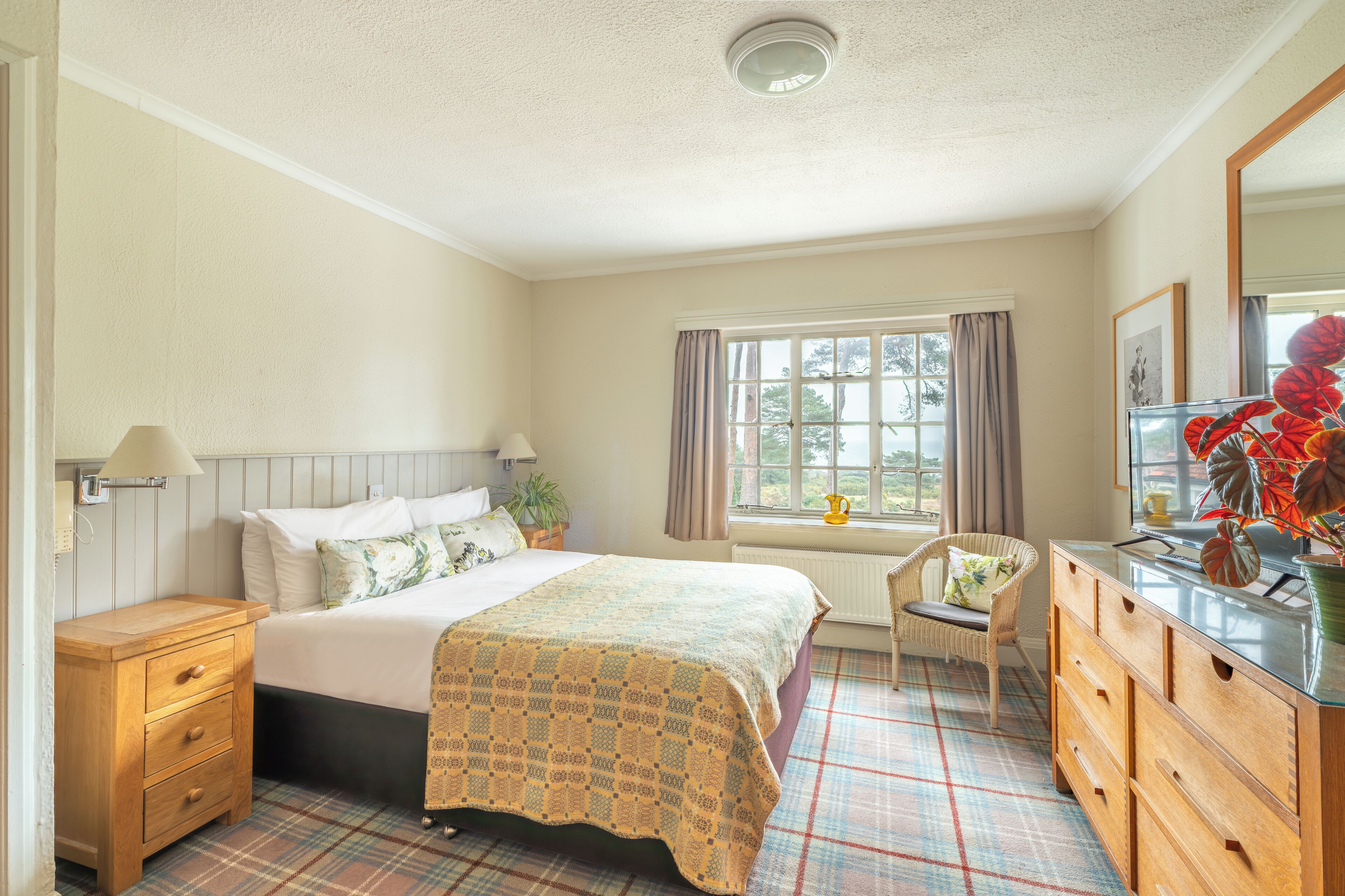 Blackout drapes, free WiFi, bed sheets