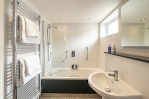 Standard Double or Twin Room, 1 Double or 2 Single Beds | Bathroom