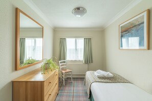 Blackout drapes, free WiFi, bed sheets - The Knoll House (Swanage)
