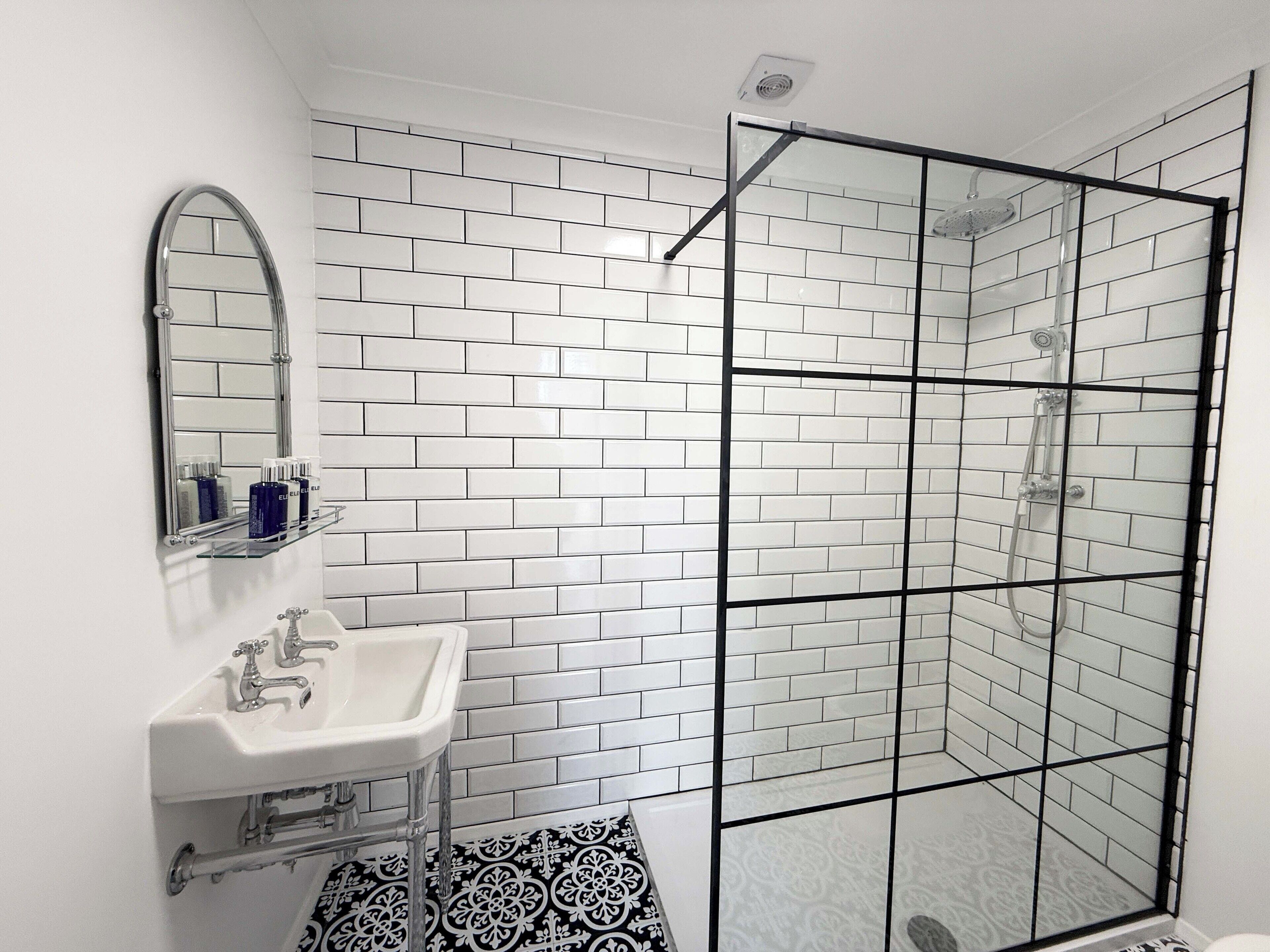 premium double room | bathroom | shower, rainfall showerhead, free toiletries, hair dryer