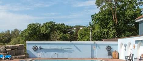 Una piscina cubierta, una piscina al aire libre