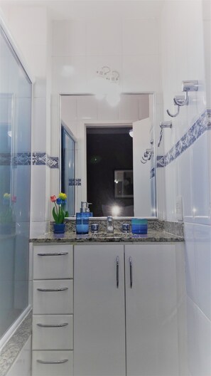 Family Apartment, 3 Bedrooms | Bathroom | Shower, hair dryer, towels - Beautiful Apartment in Ipanema (Rio de Janeiro)