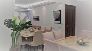 Familienapartment, 3 Schlafzimmer | Wohnbereich | Fernseher