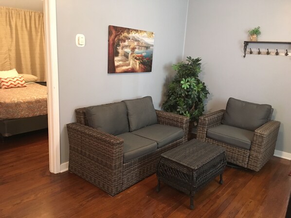 雙人房, 多張床 | 起居區 | 平面電視