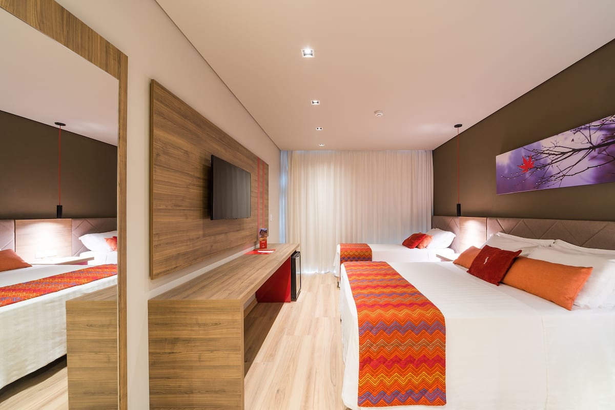 Minibar, in-room safe, desk, WiFi (free)