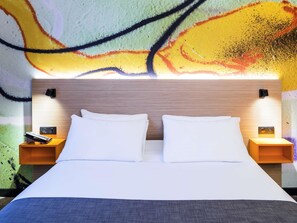 Habitación doble estándar, 1 cama matrimonial | Ropa de cama de alta calidad y caja de seguridad en la habitación 