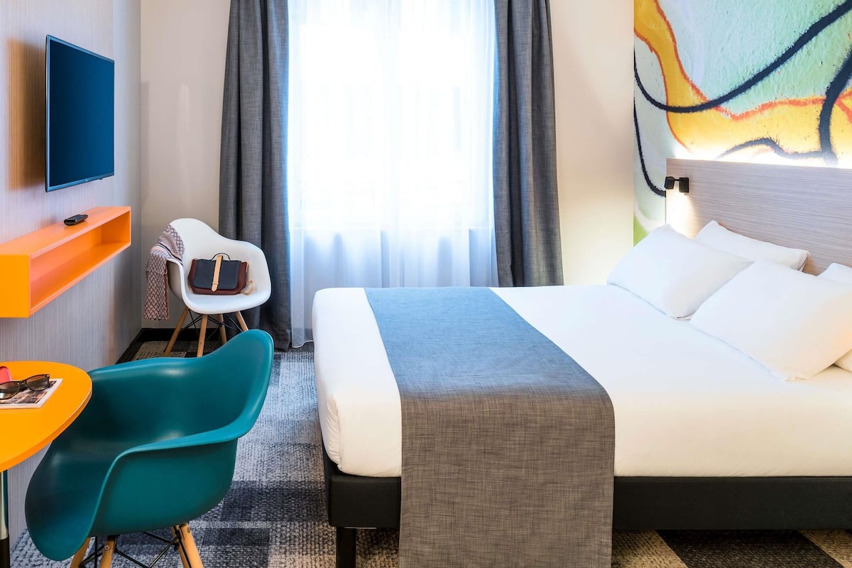 Comfort-rum - 1 dubbelsäng | Sängtillbehör av högsta kvalitet och värdeförvaringsskåp på rummet