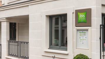 En bygning med skilt for 'Ibis Styles Hotels'.