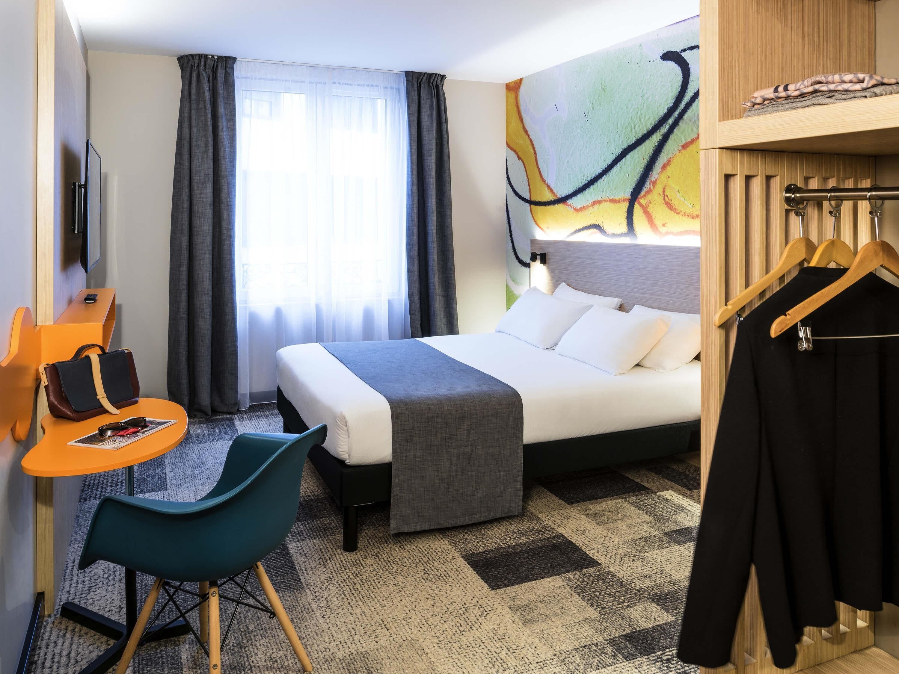 Habitación estándar doble, 1 cama doble | Ropa de cama de alta calidad, caja fuerte, escritorio y cortinas opacas
