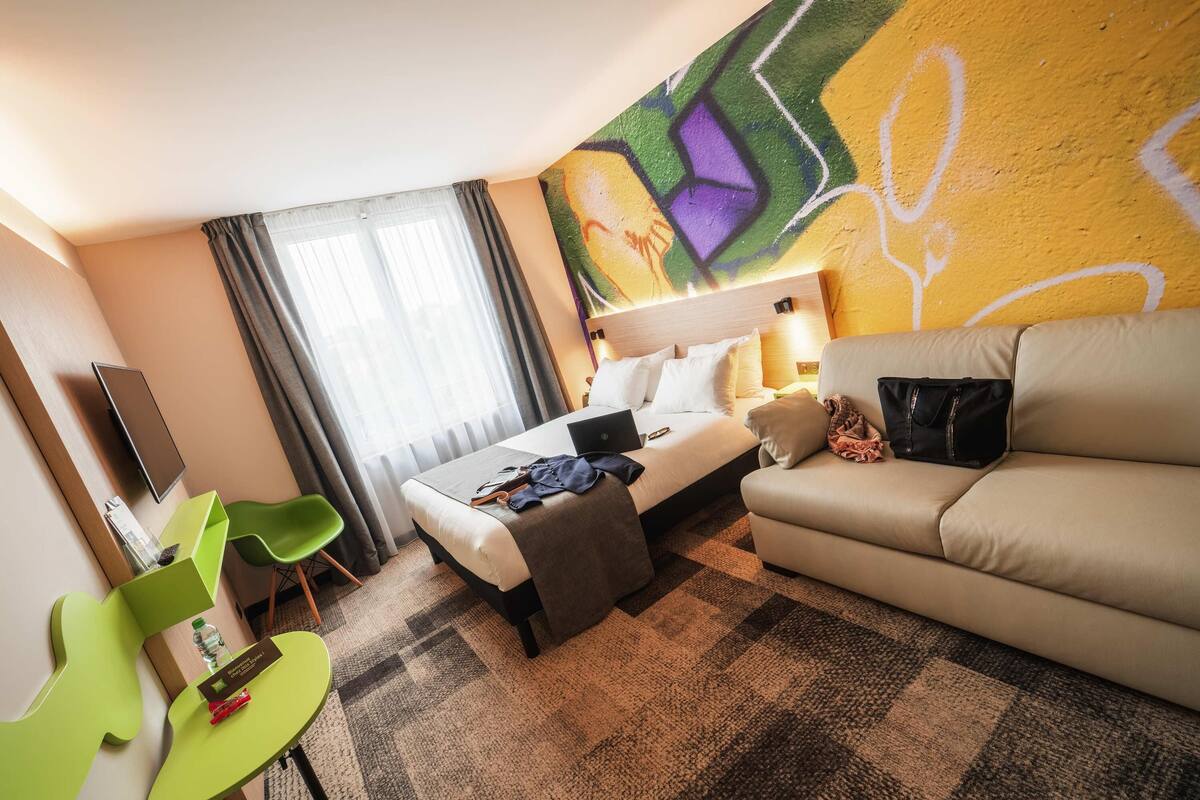 standard suite, 1 double bed with sofa bed (standard) | 1 bedroom, premium bedding, in-room safe, desk