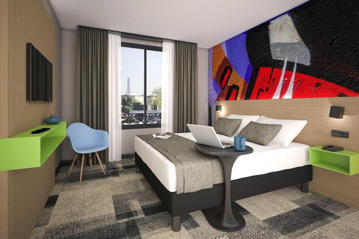 Premium bedding, in-room safe, desk, blackout drapes