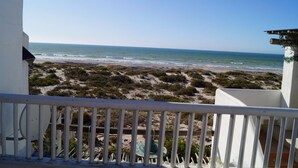 A balcony with a view of the beach and ocean. - Escape Beach House (Bergrivier)