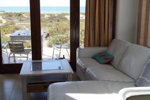 Apartamento Confort, 3 habitaciones | Sala de estar | Una televisión de pantalla plana, una chimenea