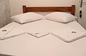 Frigobar, escrivaninha, ferros/tábuas de passar roupa, berços grátis