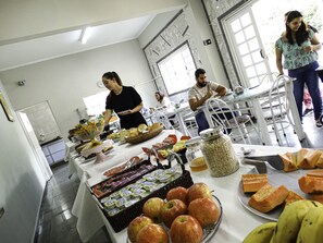 Café da manhã com buffet grátis durante a semana
