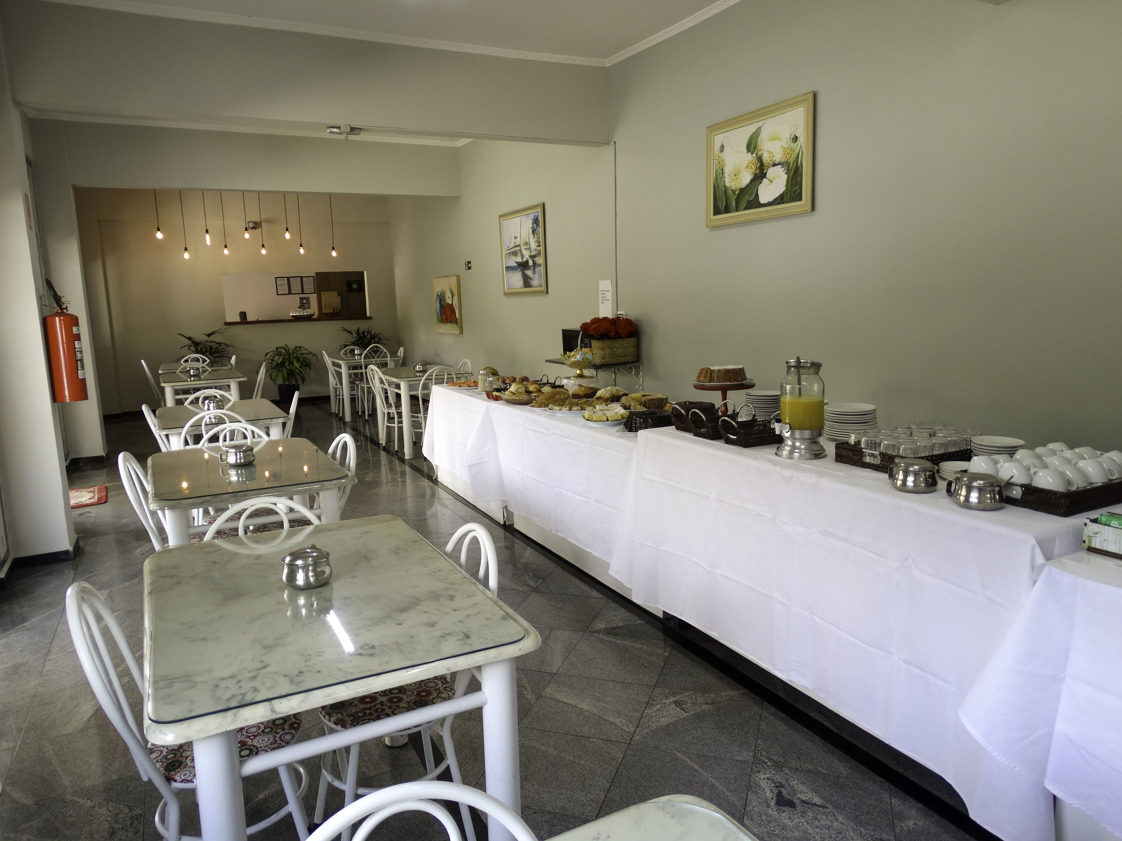 Café da manhã com buffet grátis durante a semana